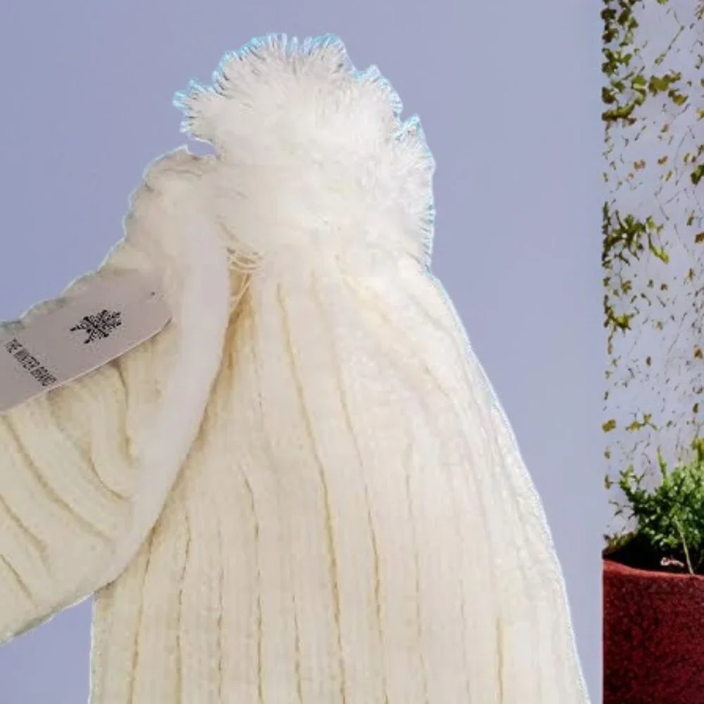 WHITE WINTER CAP WITH FACEMASK NIP